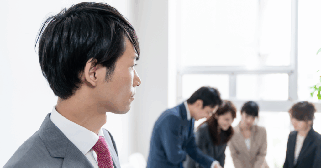 元同僚が上司に。状況をどう受け止めるか