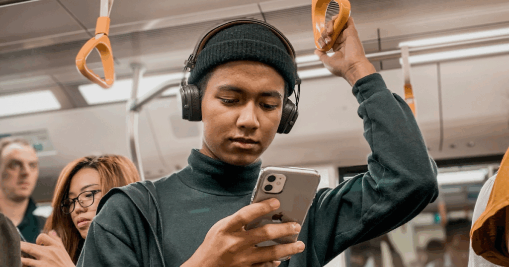 スマホばかり触る男性の心理