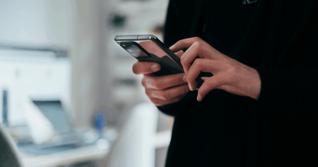 デート中にスマホばかり触る男性の心理と上手な対処法｜イライラしない関係づくりのコツ
